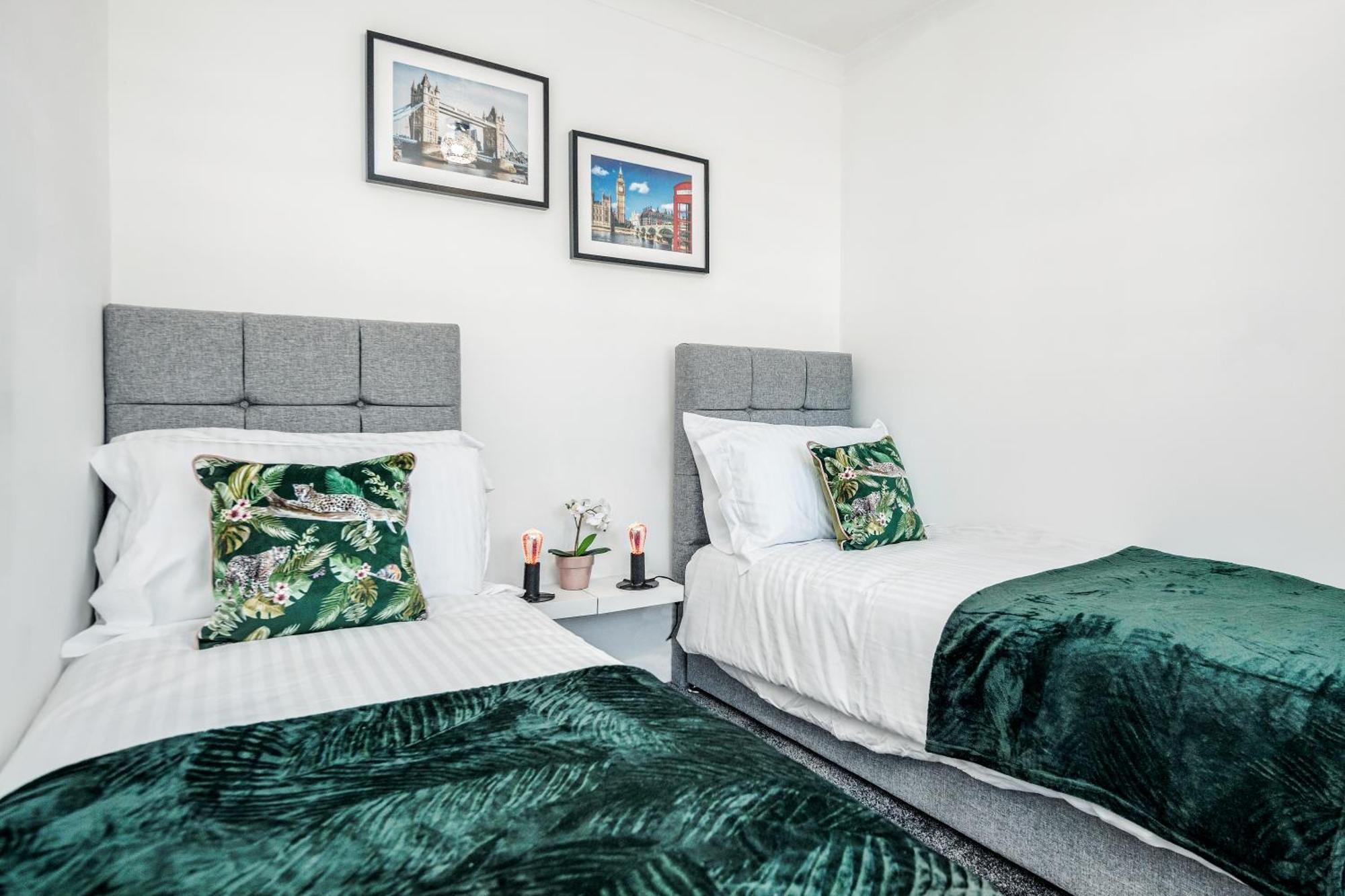 Heathrow 2-Bedroom Maisonette With Parking West Drayton (Middlesex) Exterior photo